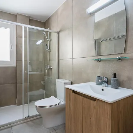 Hilltop 2-bedroom Apartmán Larnaca